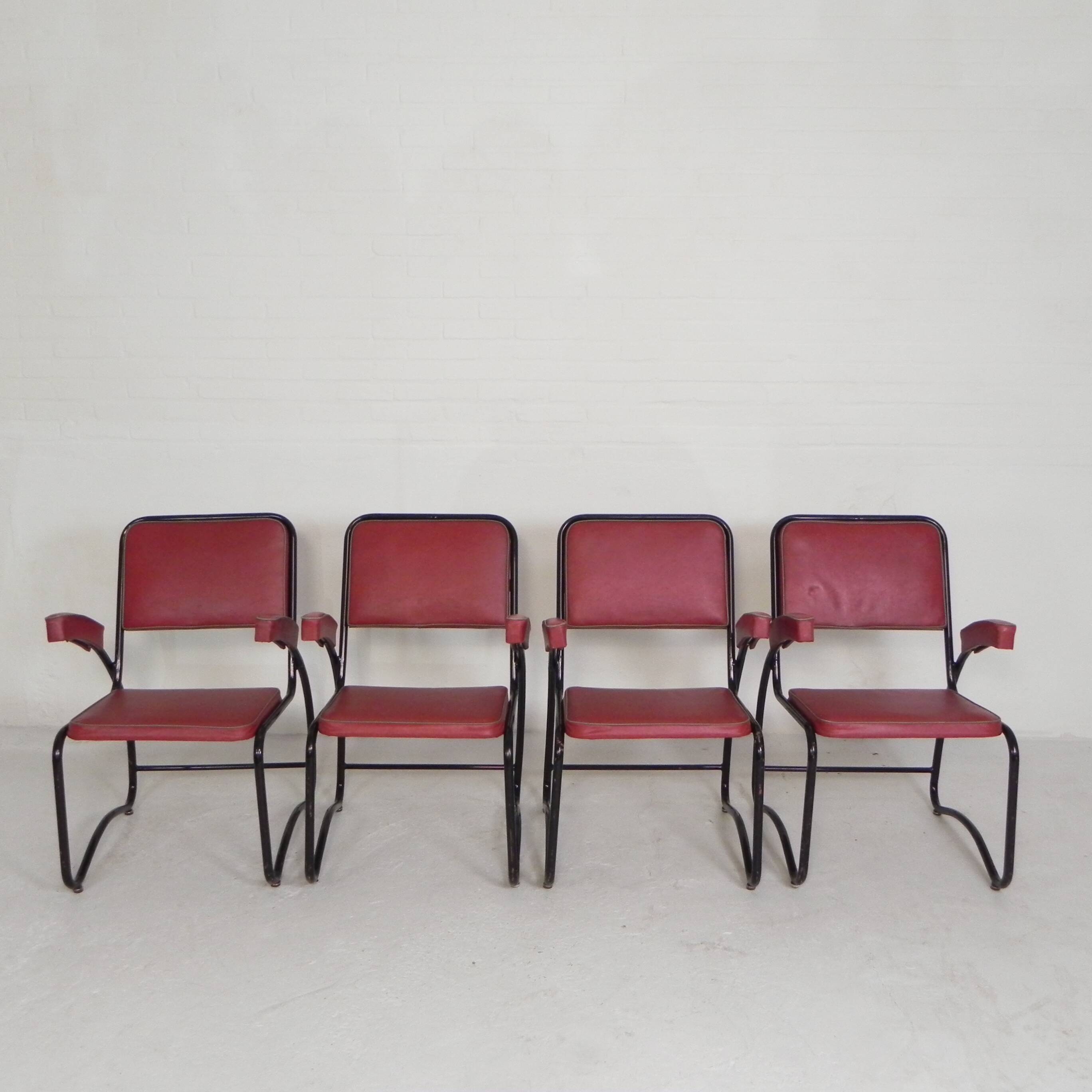 Set of 4 armchairs and a coffee table with tubular structure in Bauhaus style, 1950s.