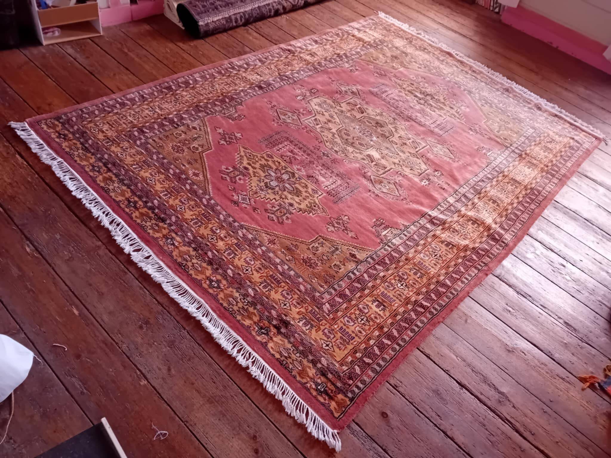 Handmade Pakistani Kafkazi Rug 275x194cm