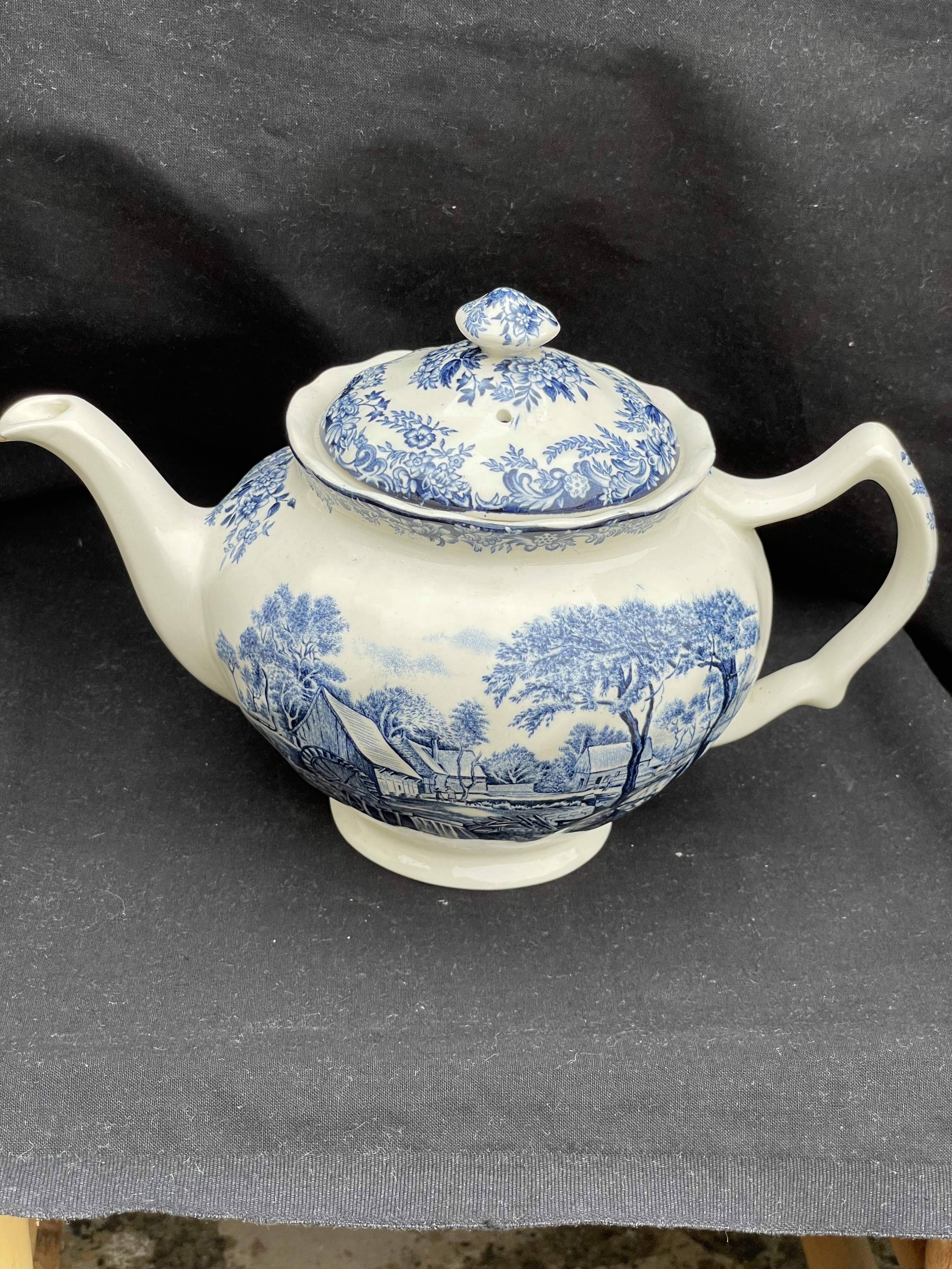 Teapot set and mill stream dish