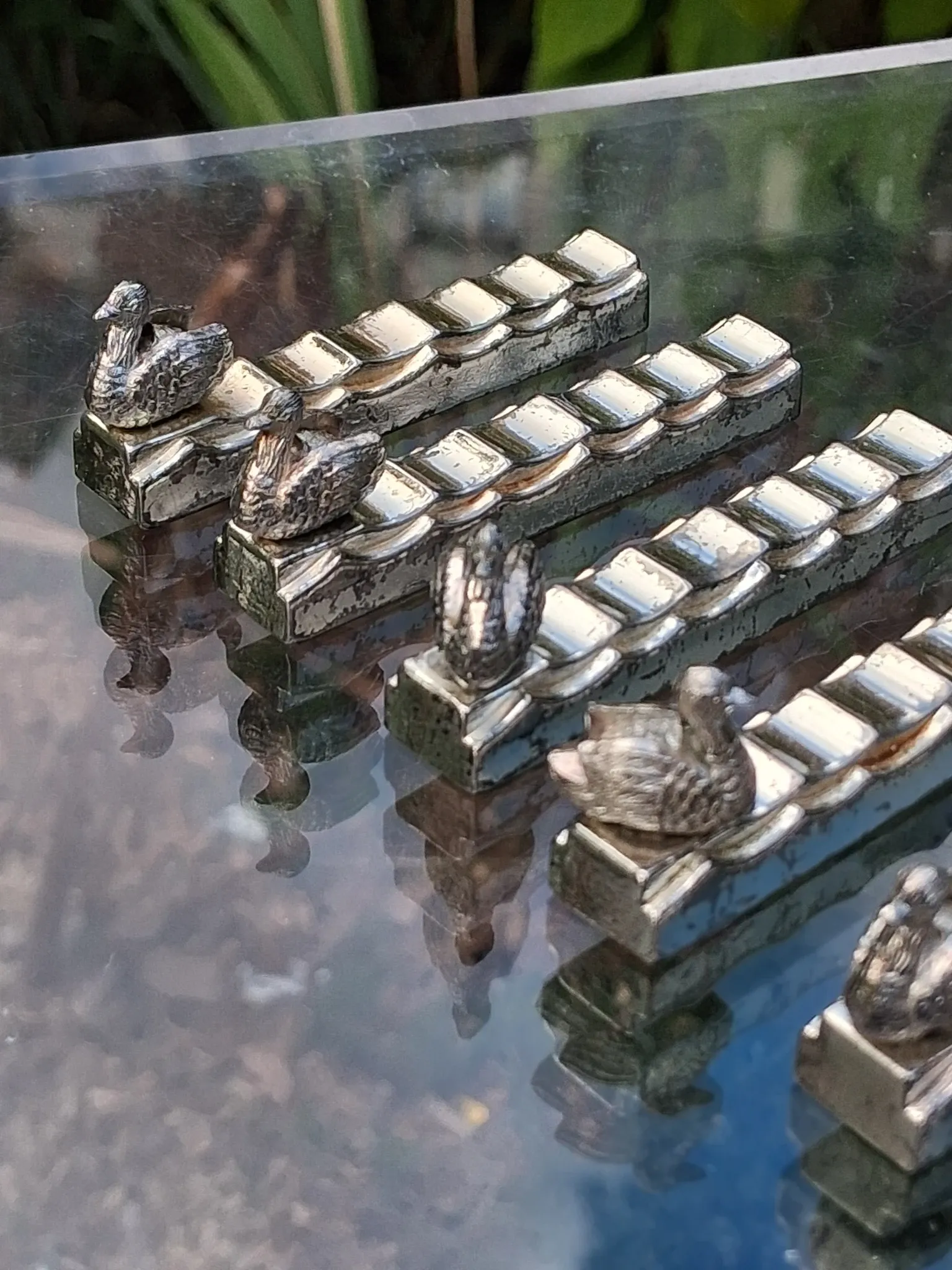 6 animal-shaped metal knife rests in very good condition.