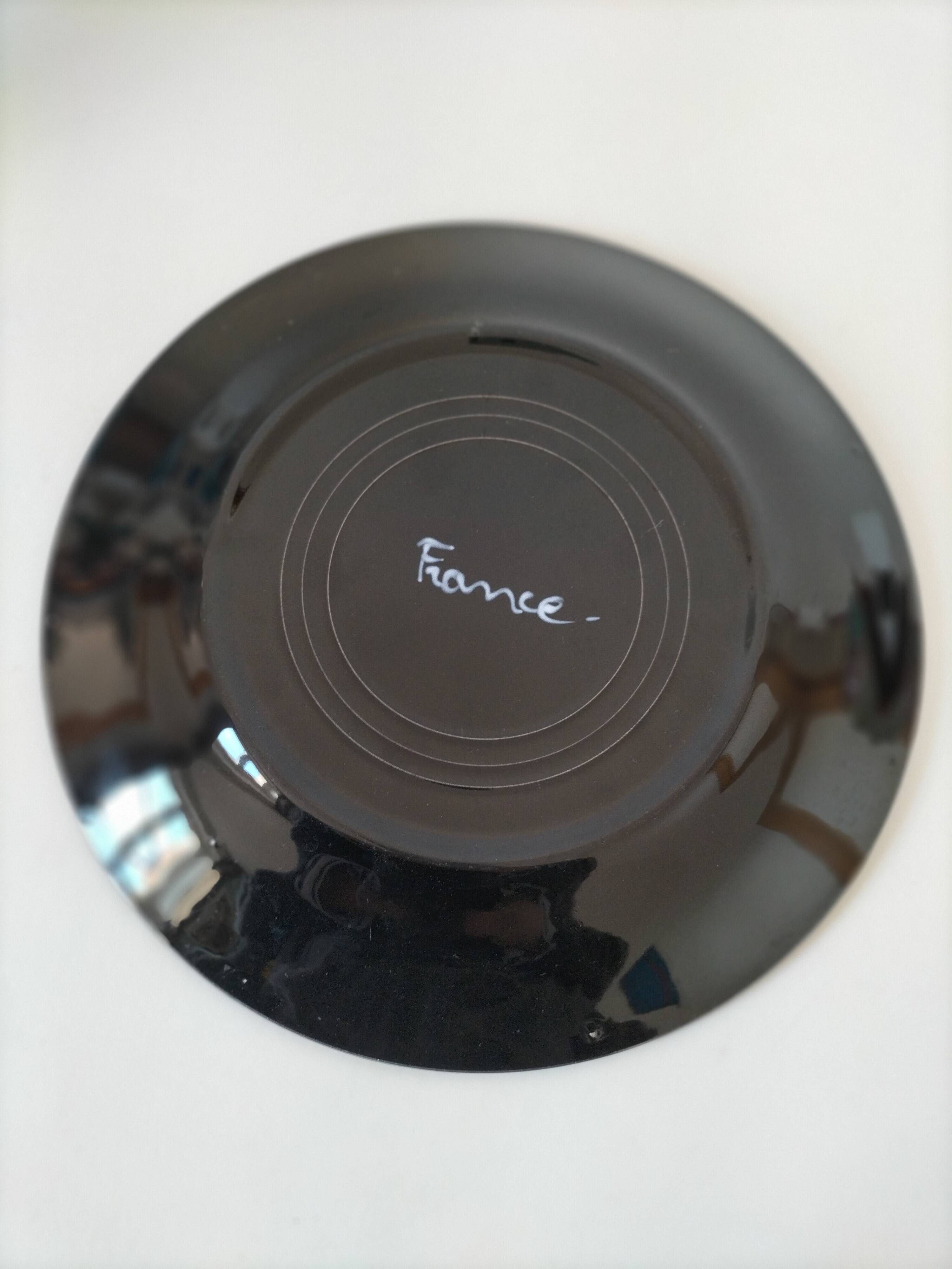 Black faience plate with stylised fish, Ty Breiz spirit from the 1960s.