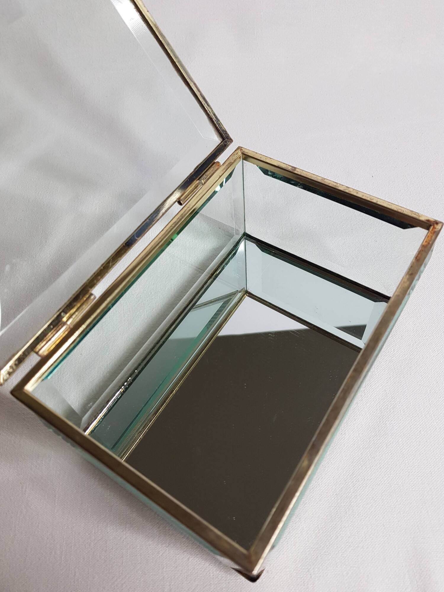 Jewelry box in bevelled glass and gold metal