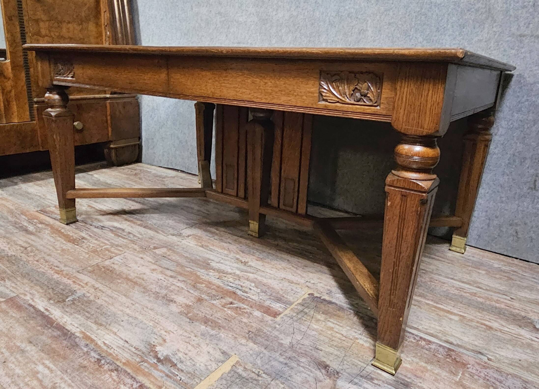Important antique extendable wooden table – Inlaid top –