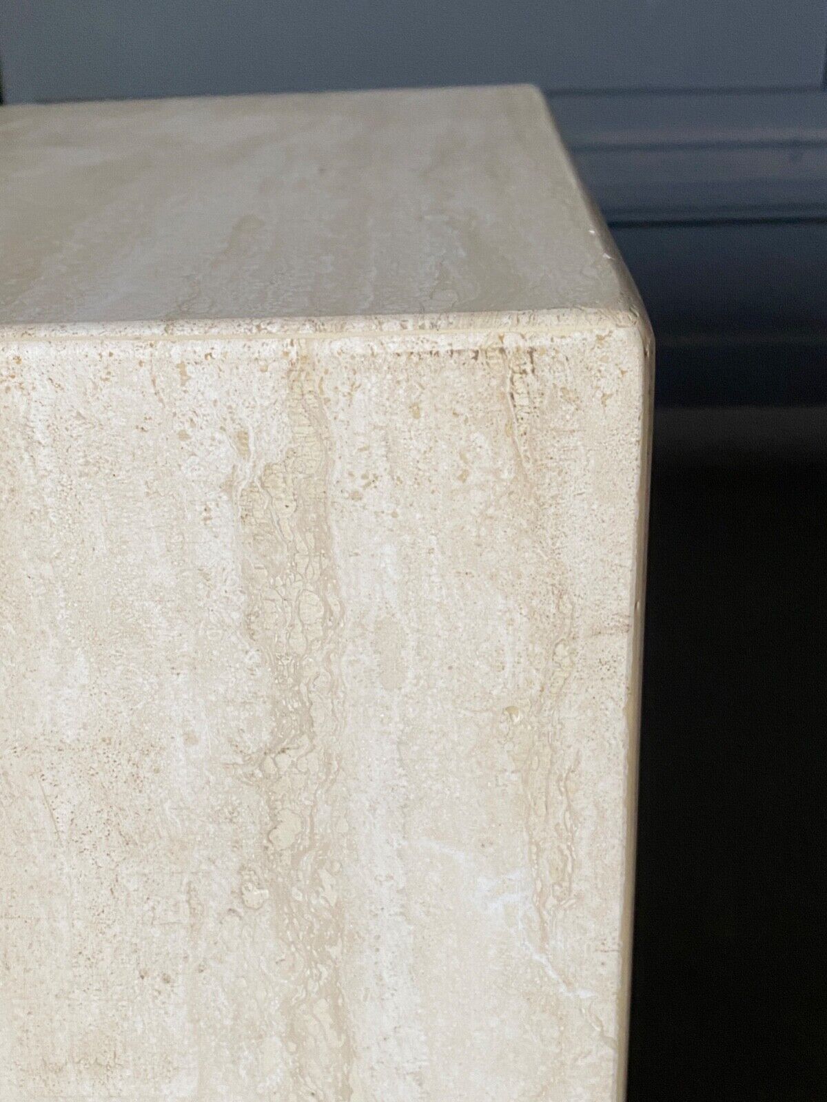 Cube en travertin table de chevet ou socle vers 1970-1980