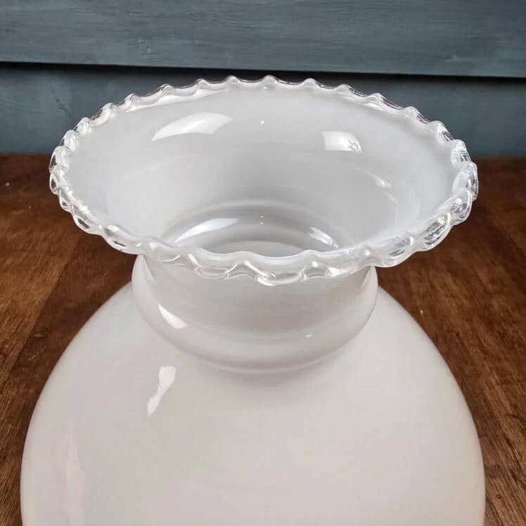 Globe abat-jour opaline blanche – Verre opale, bord ondulé – Style intemporel