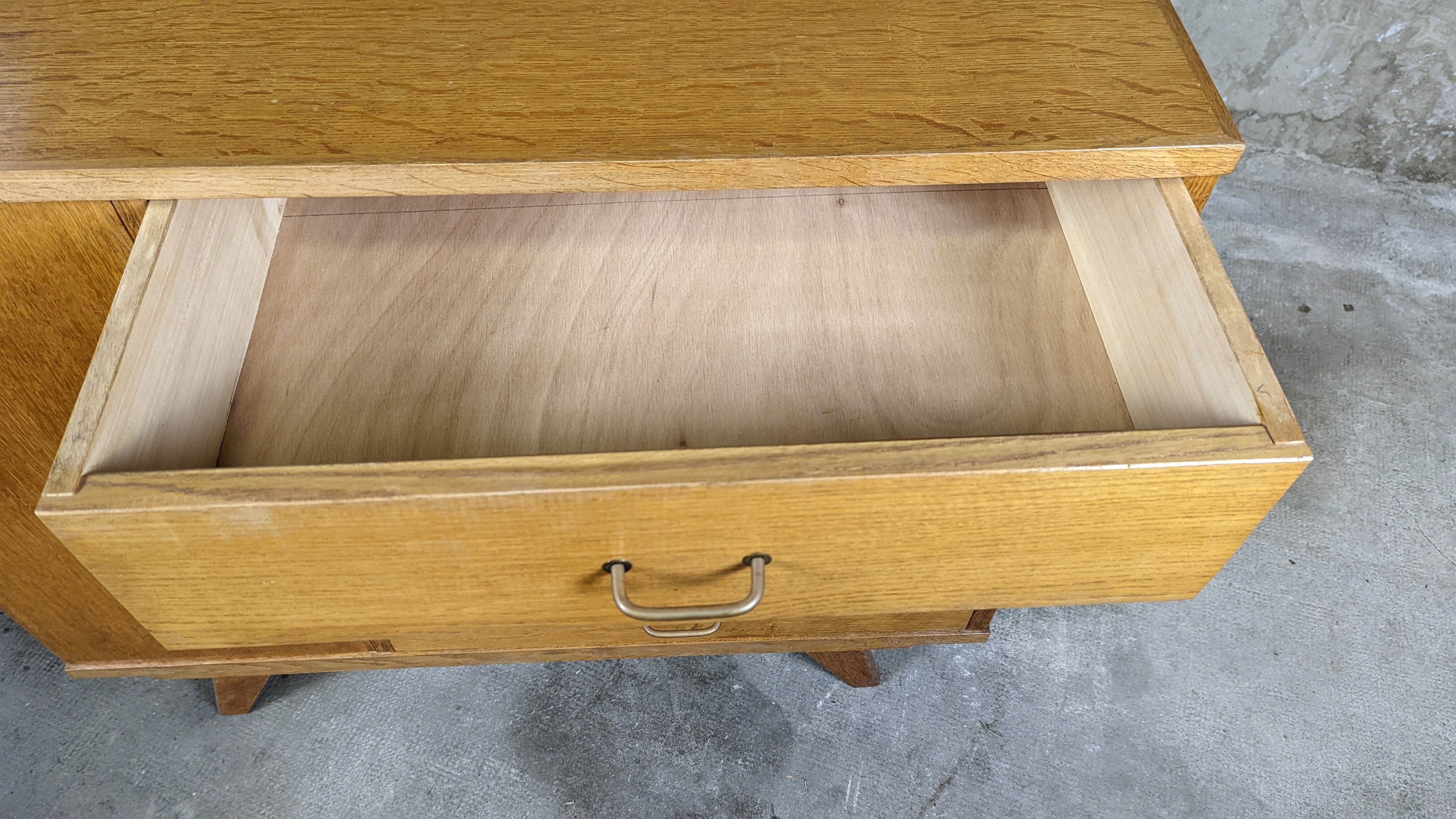 Scandinavian compass foot dresser