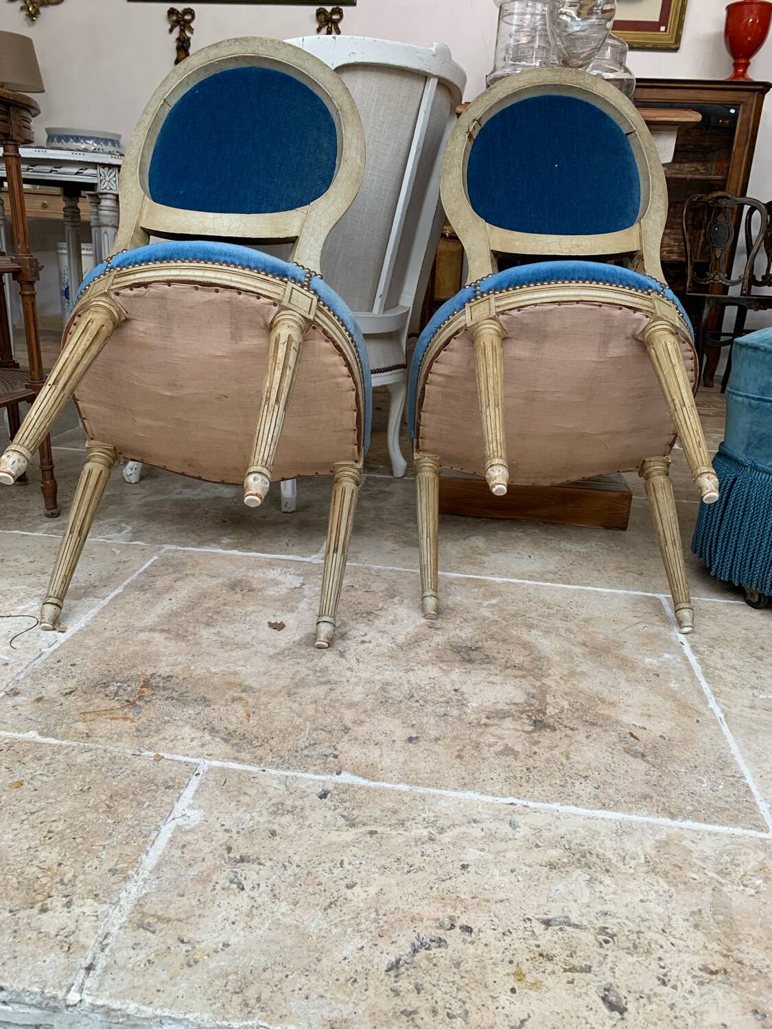 Paire de chaises médaillon en velours