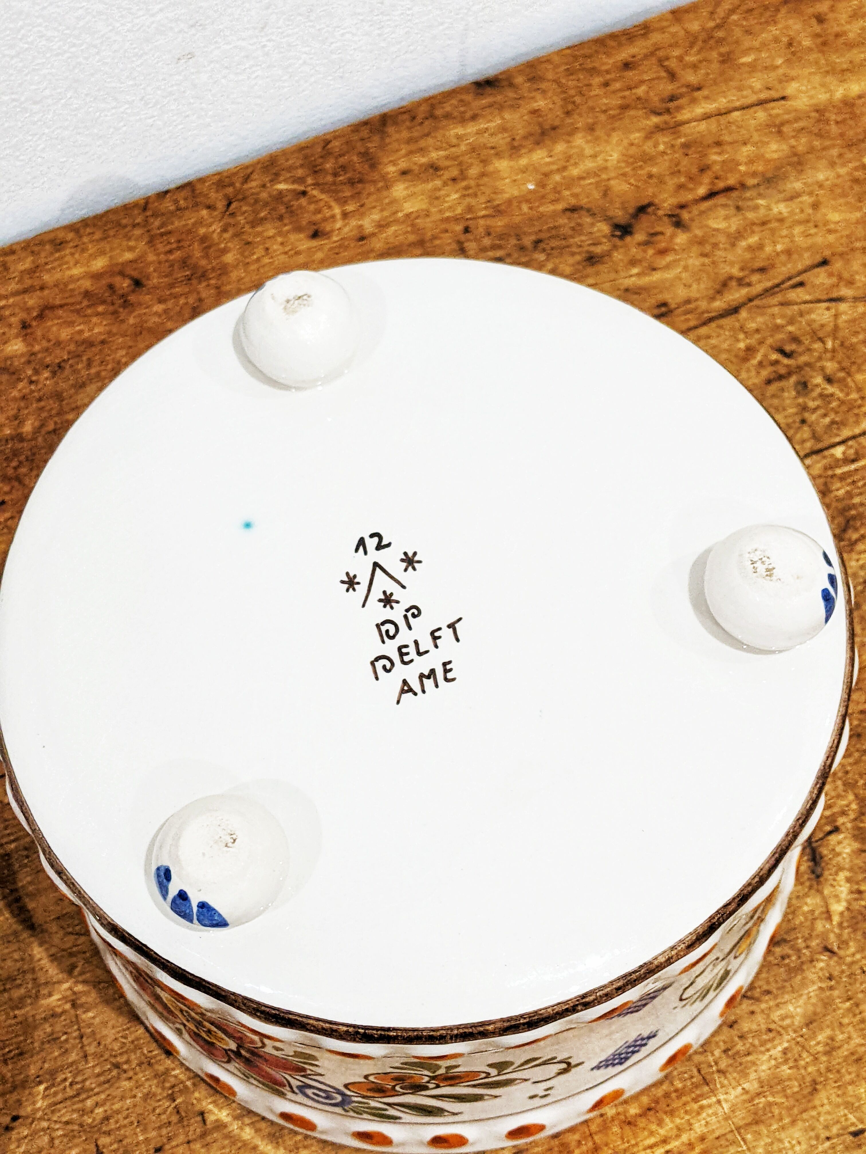 Vintage polychrome box'70 made of Delft ceramic. In perfect condition.