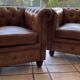 Fauteuils Chesterfield cuir marron vieilli - Style anglais chic, TBE