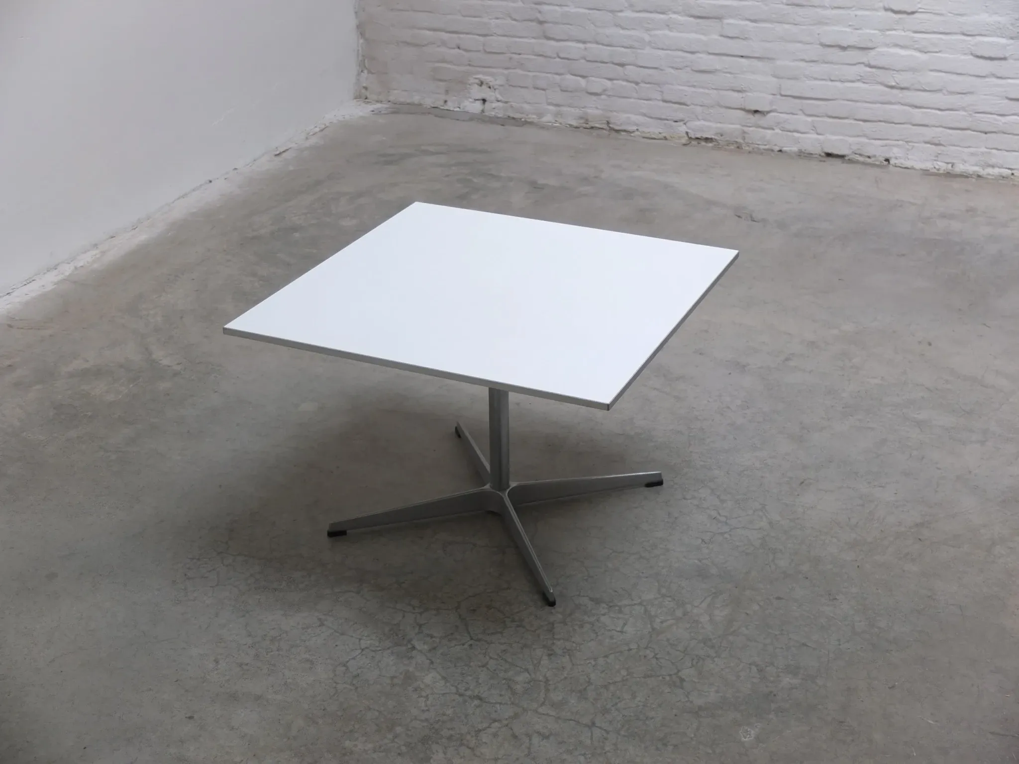 Table carrée ou table basse par Arne Jacobsen pour Fritz Hansen, 1978