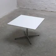 Table carrée ou table basse par Arne Jacobsen pour Fritz Hansen, 1978