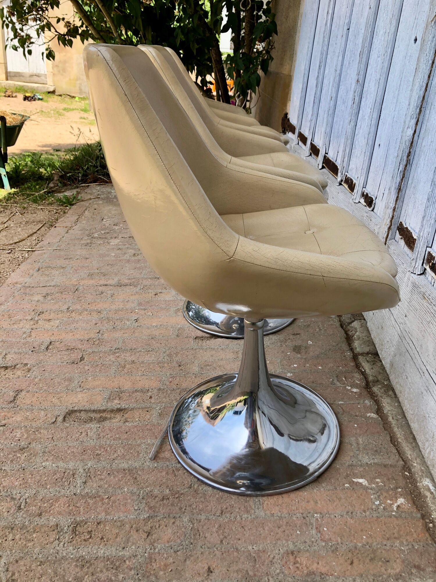 Set of 4 chairs tulip armchairs in beige skaï 1970