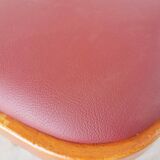 Fauteuil vintage en bois courbé : chaise de pub irlandaise en similicuir rouge des années 1970