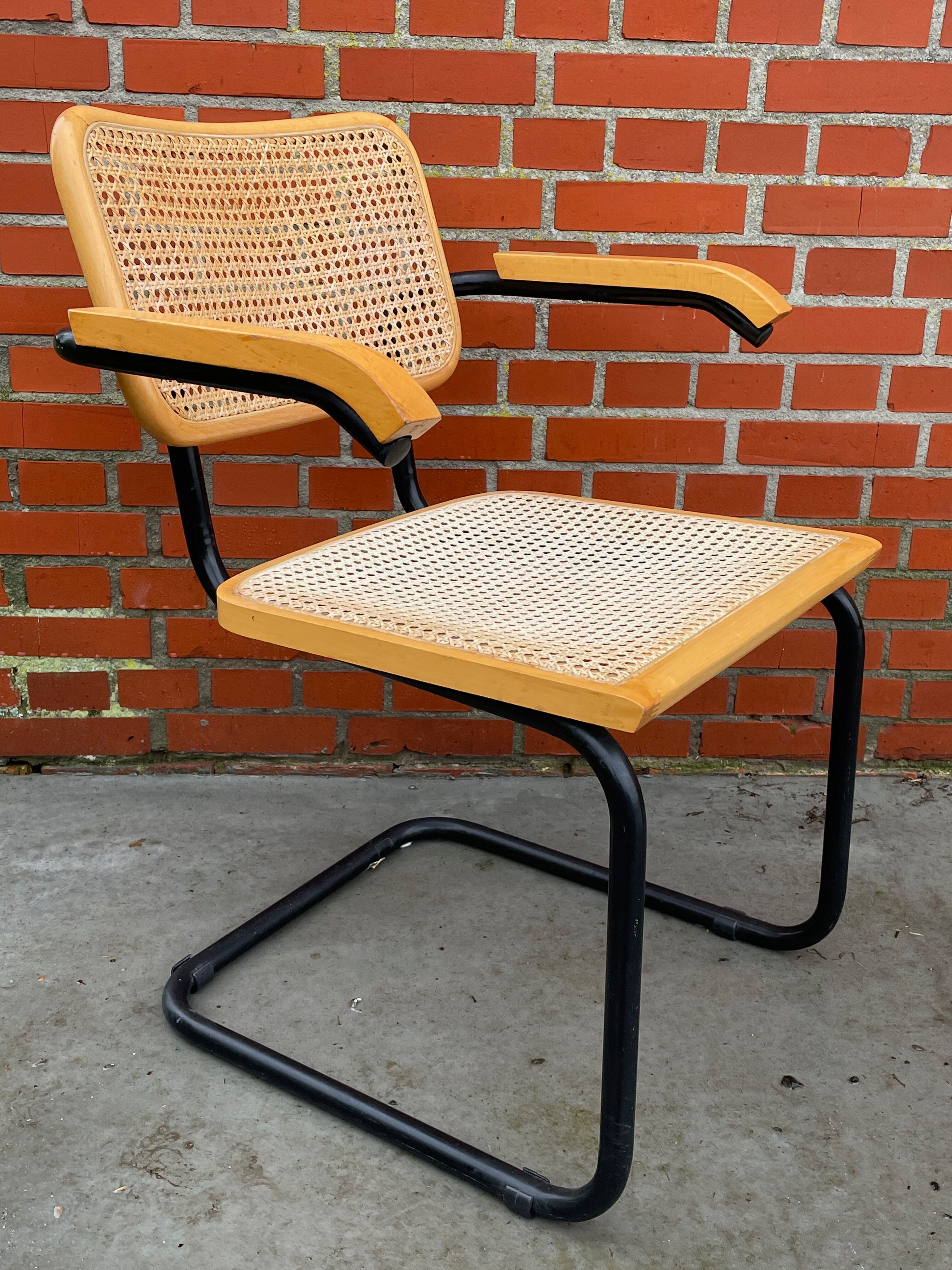 Chaise modèle Cesca conçue par Marcel Breuer avec accoudoirs à structure noire