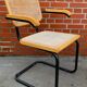 Chaise modèle Cesca conçue par Marcel Breuer avec accoudoirs à structure noire
