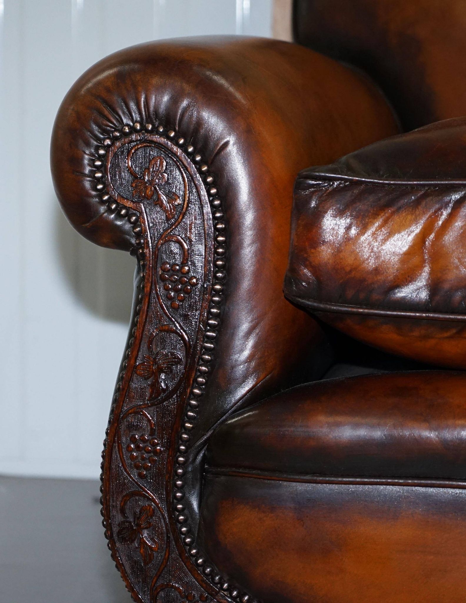 Two-seater canapé in aged leather, Victorian style.