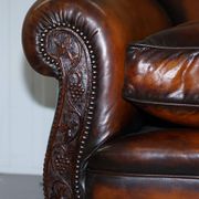 Two-seater canapé in aged leather, Victorian style.