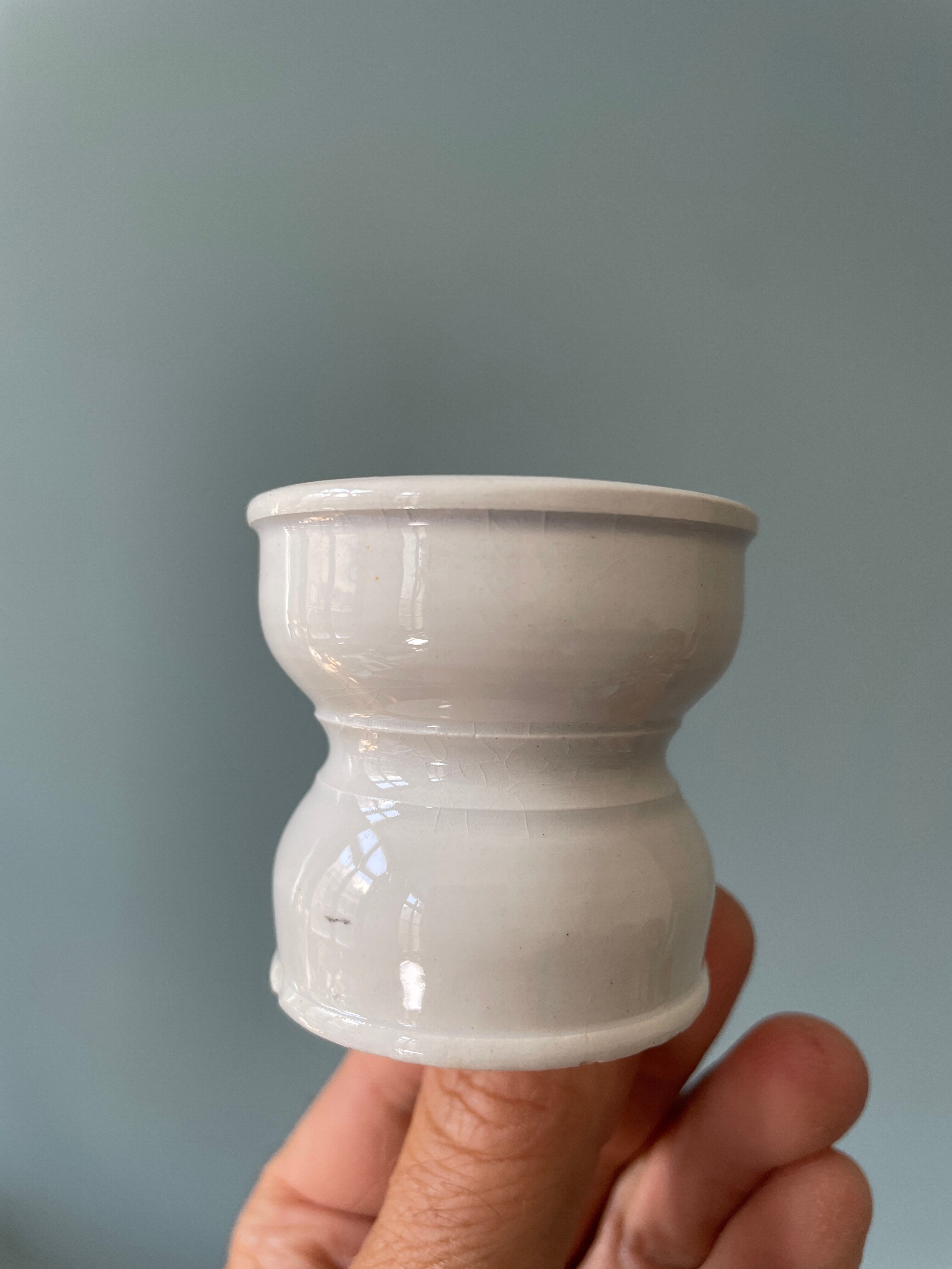 Lot de 16 coquetiers diabolo en porcelaine blanche