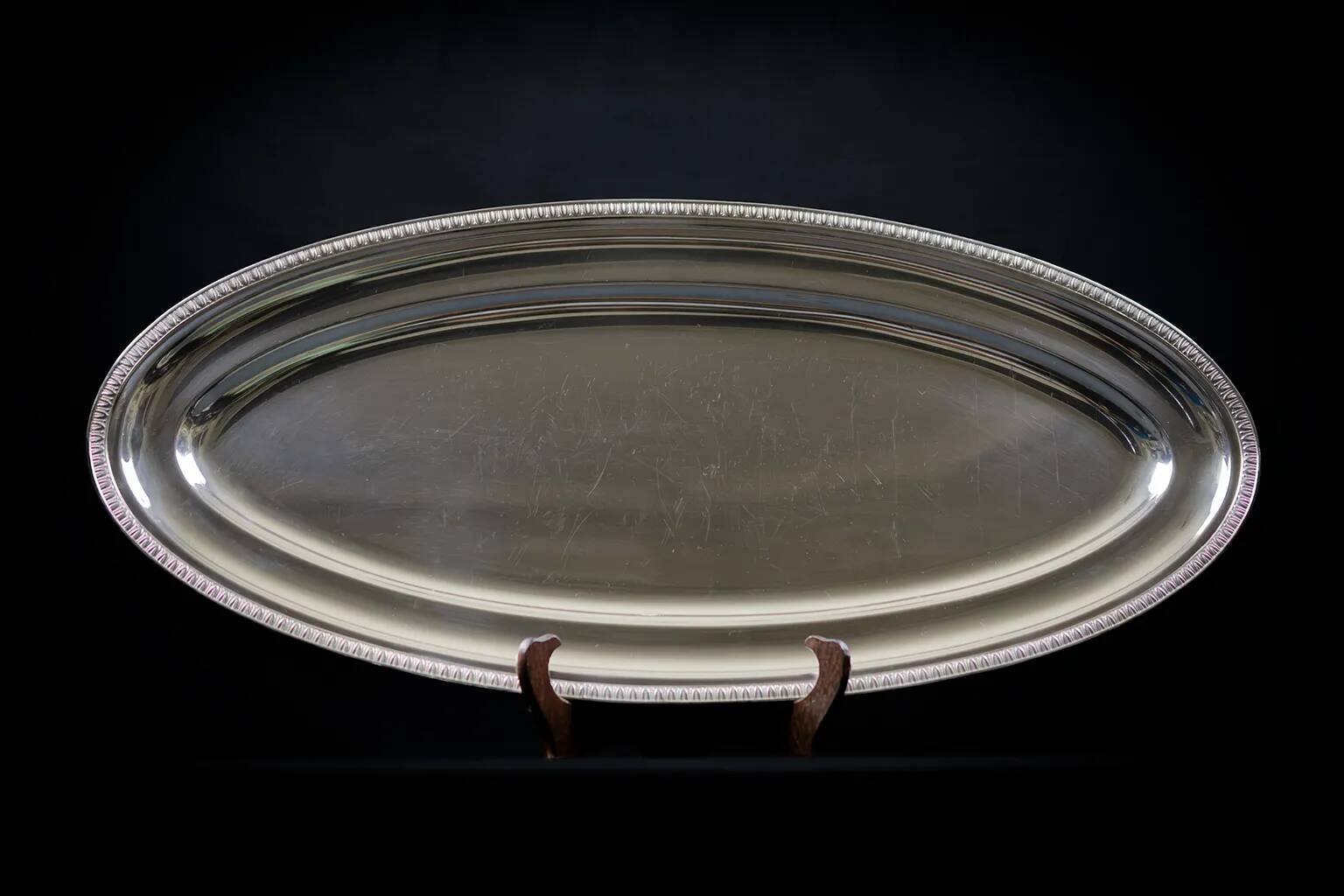 Large oval silver-plated metal serving platter with gadrooned edge – hallmarked