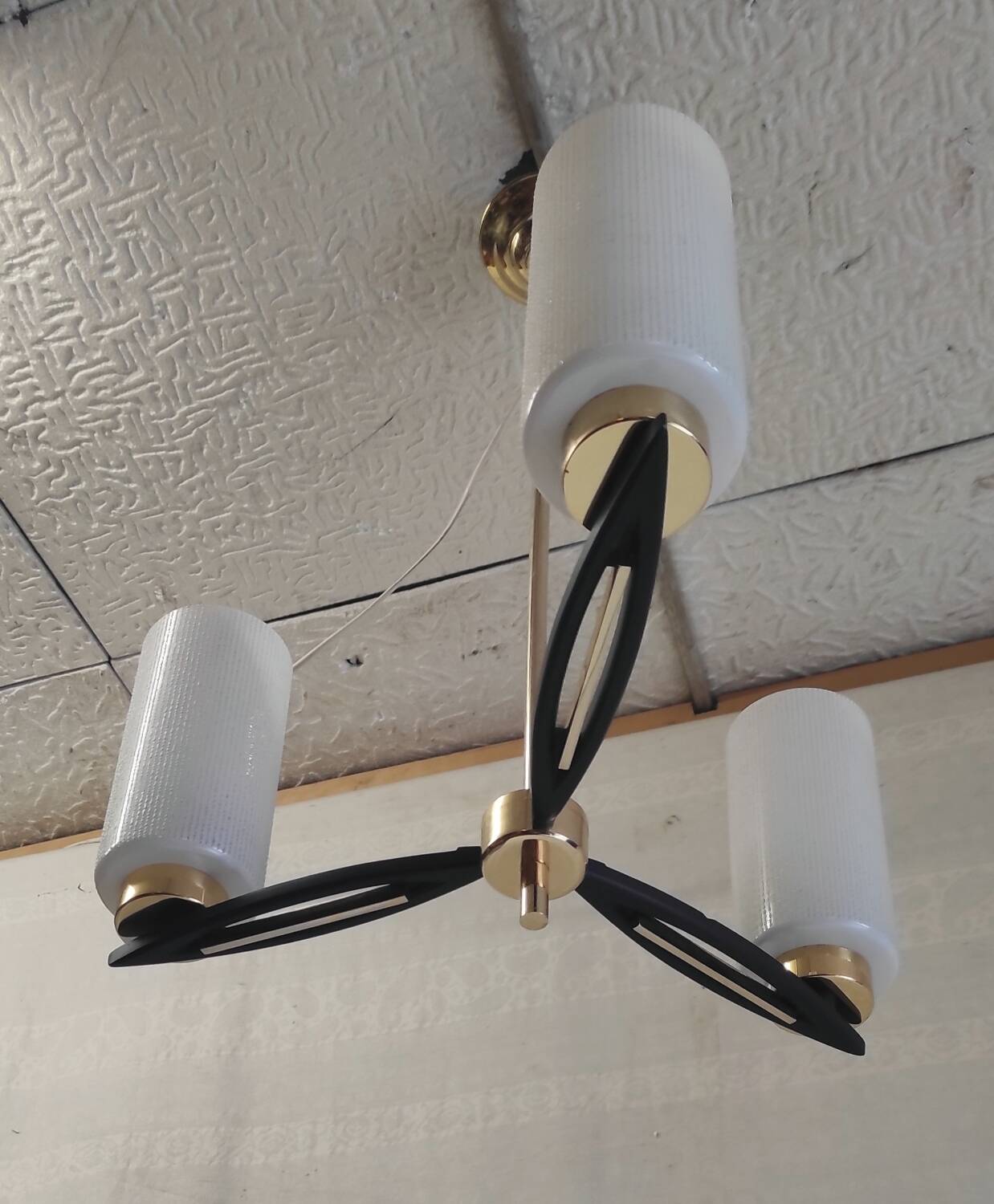 Modernist chandelier with 3 lights in metal, brass, and opaline globe - 1950s