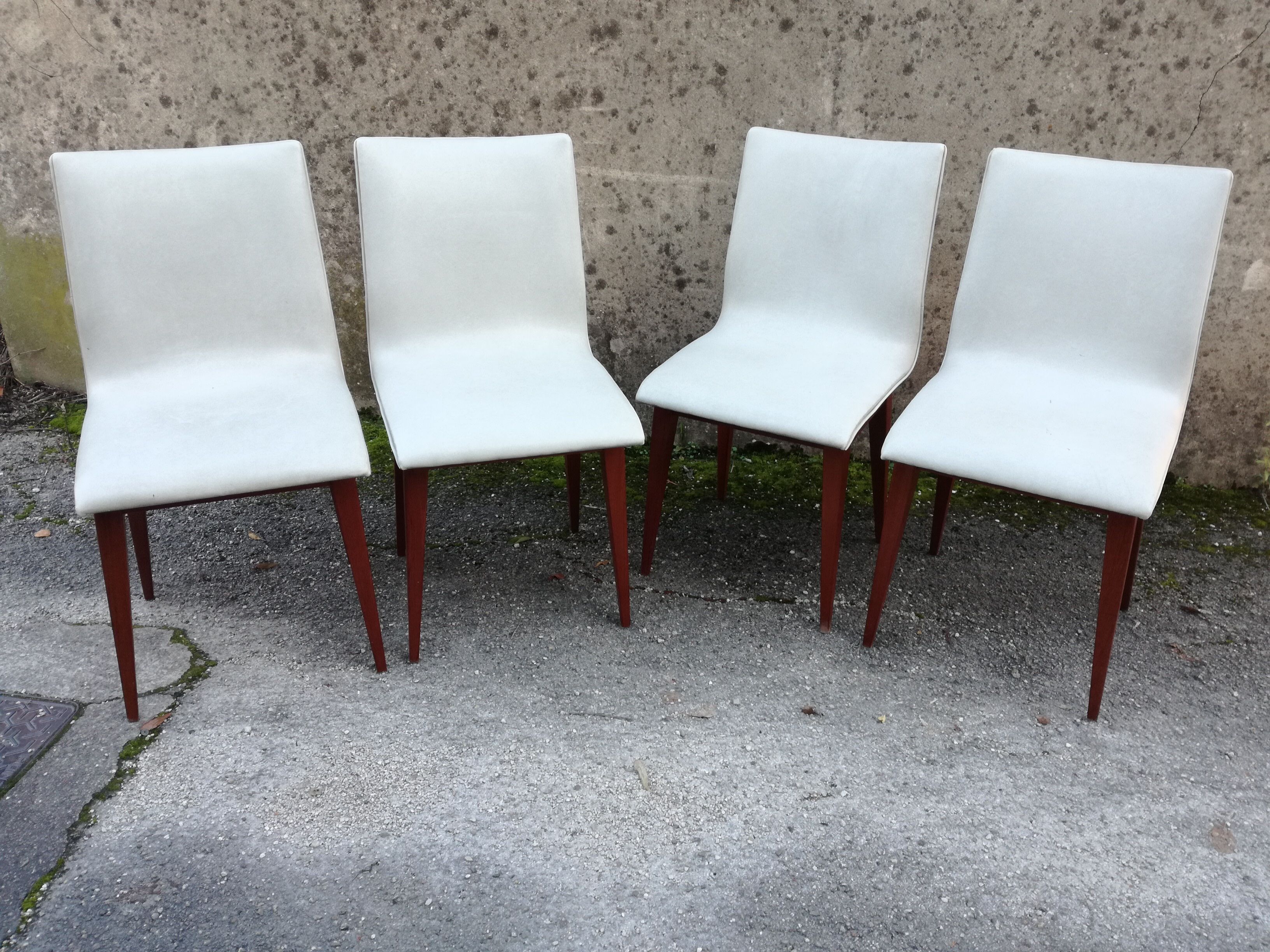 Lot de 4 chaises en simili cuir des années 1950