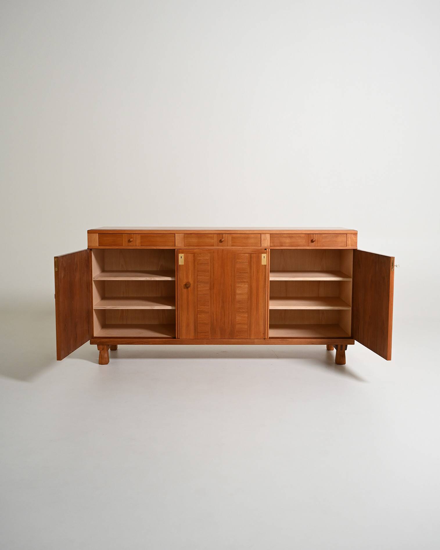 Buffet "Ambassadör" par Carl Malmsten pour Åfors Möbelfabrik, années 1950.