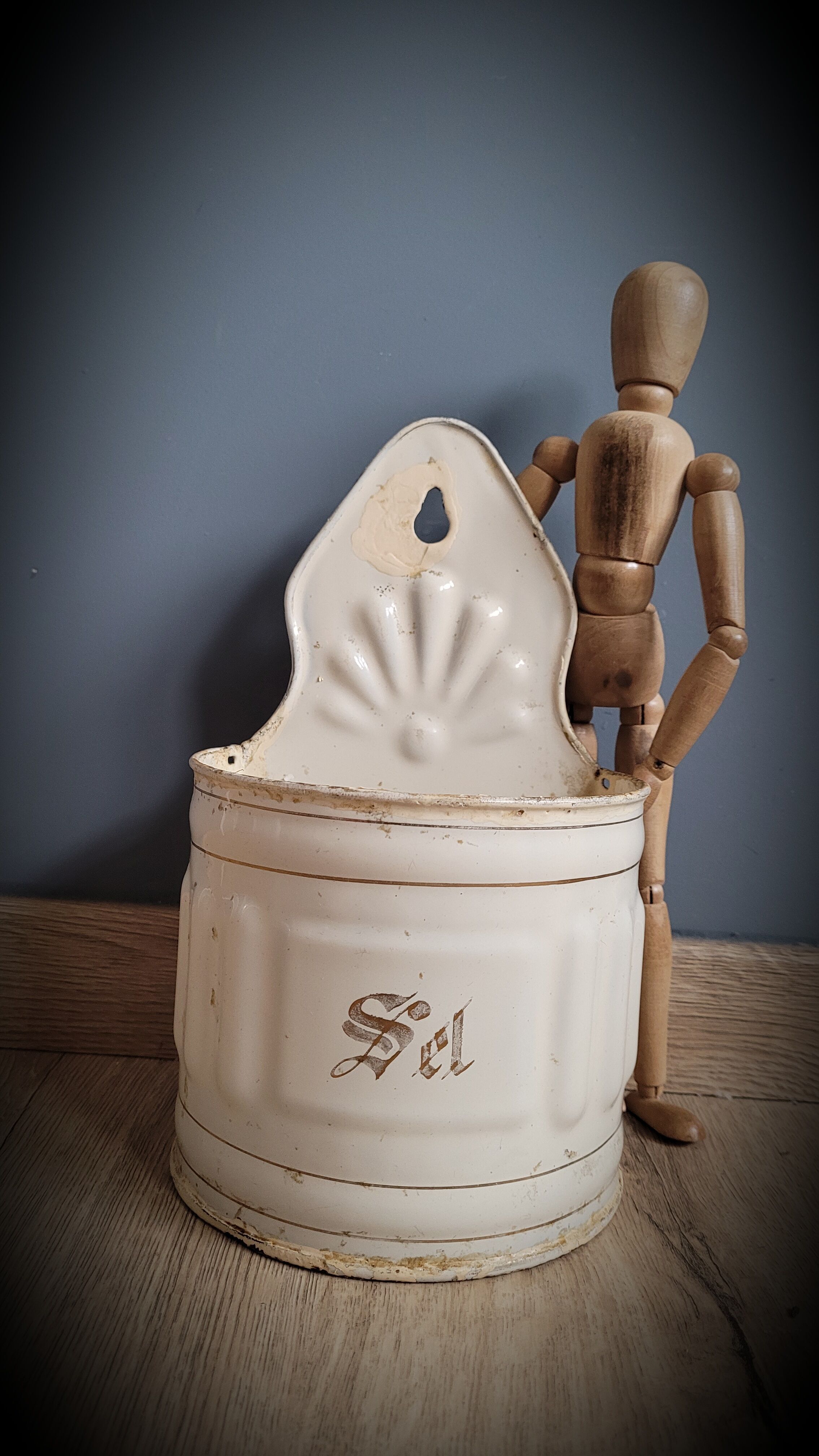 Salt enamelled pot