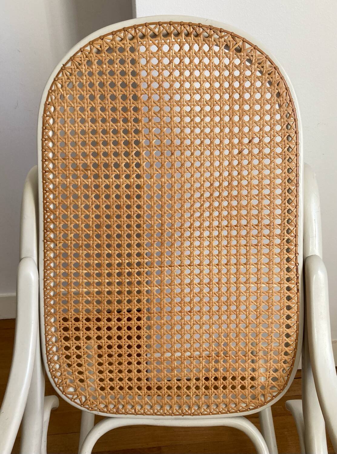 Rocking Chair THONET époque fin XIXe en bois courbé cérusé grège