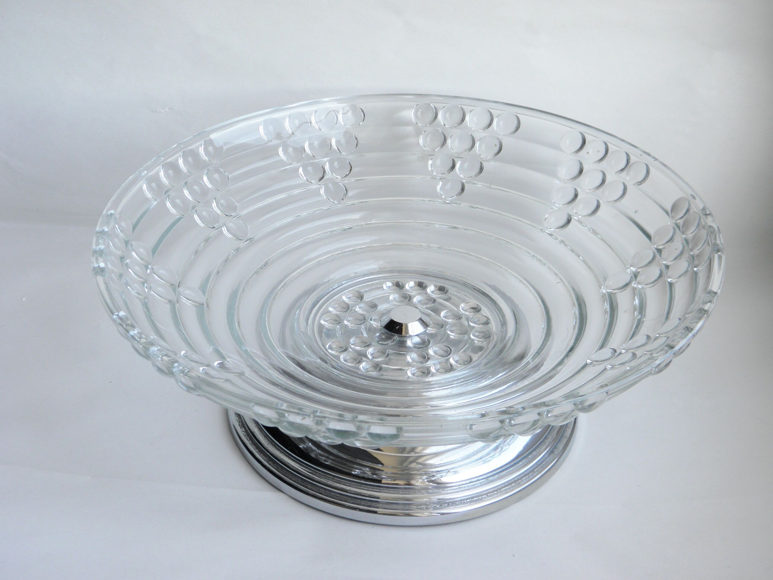 Coupe Art Déco en verre moulé et pied chromé