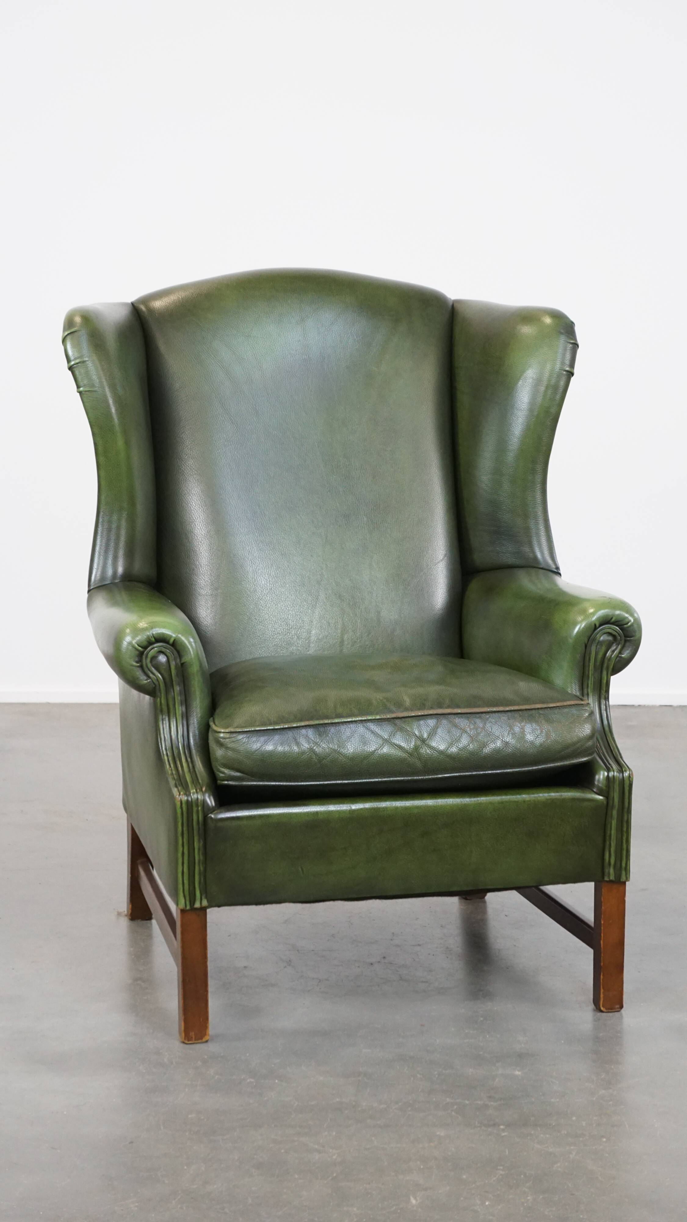 Fauteuil à oreilles Chesterfield anglais en cuir de vache vert avec une assise confortable