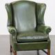 Fauteuil à oreilles Chesterfield anglais en cuir de vache vert avec une assise confortable