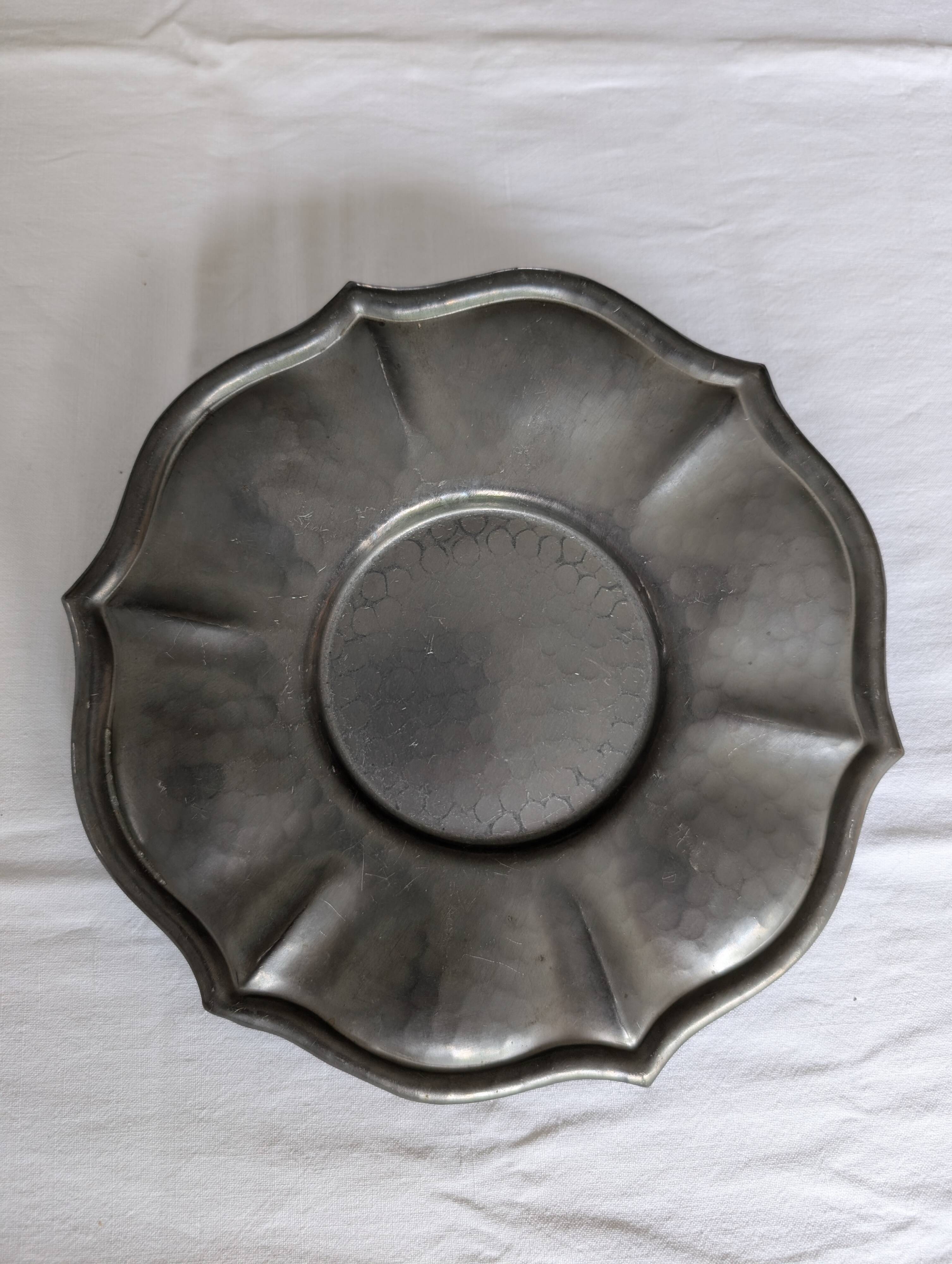 Assiette en étain façon corolle