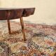 Table basse brutaliste en châtaignier
