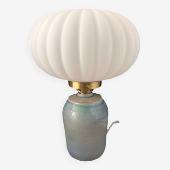 Lampe à poser en céramique bleu pastel et opaline plissée