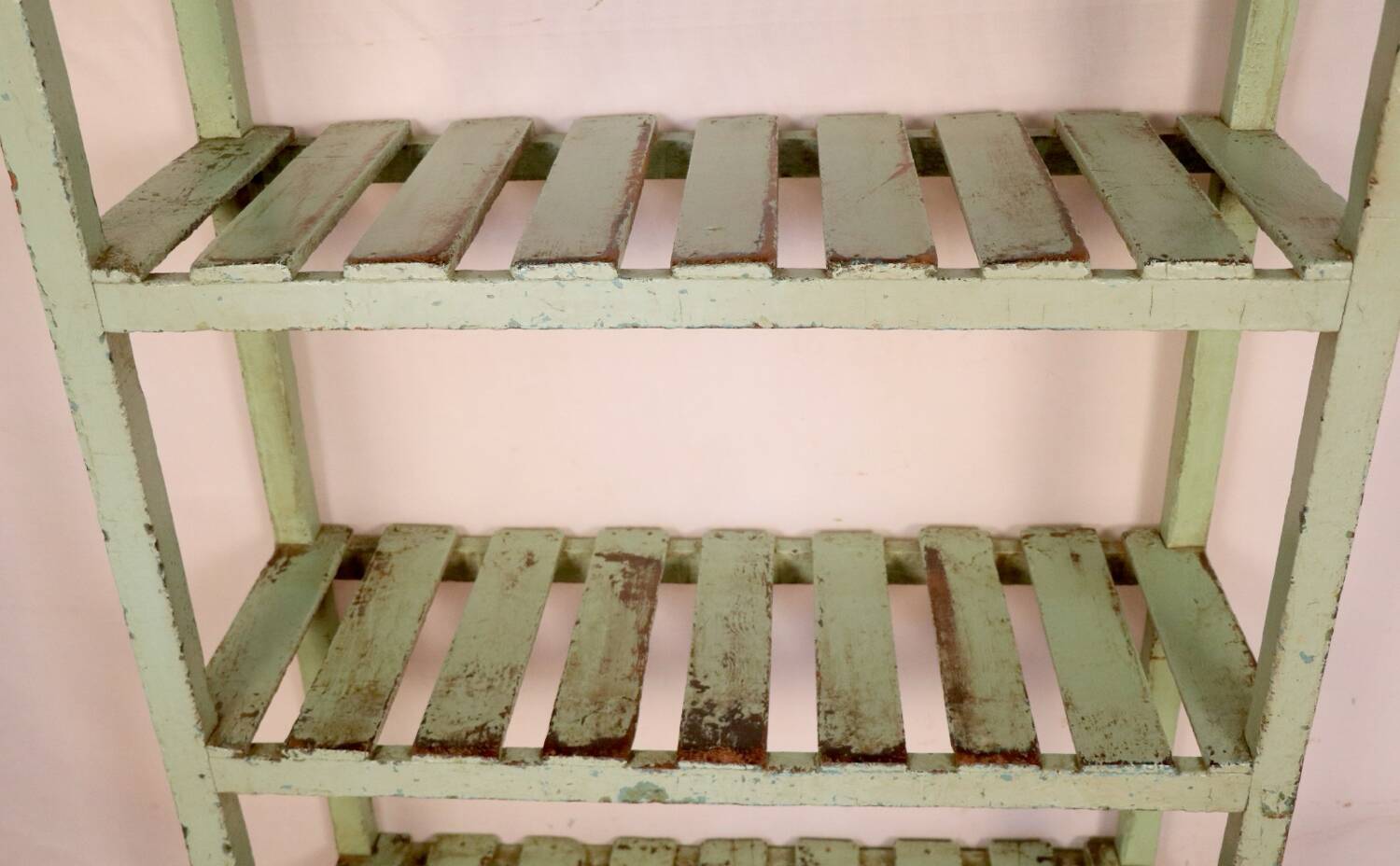 Ancienne étagère d’atelier en teck birman patine verte d’origine