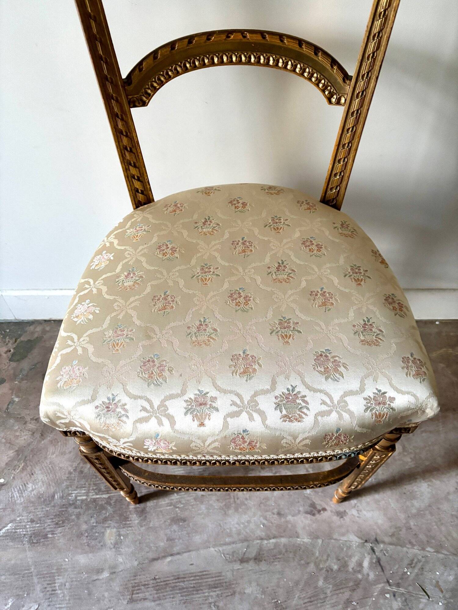Chaise Napoléon III en bois doré et coton fleuri, XIXème siècle