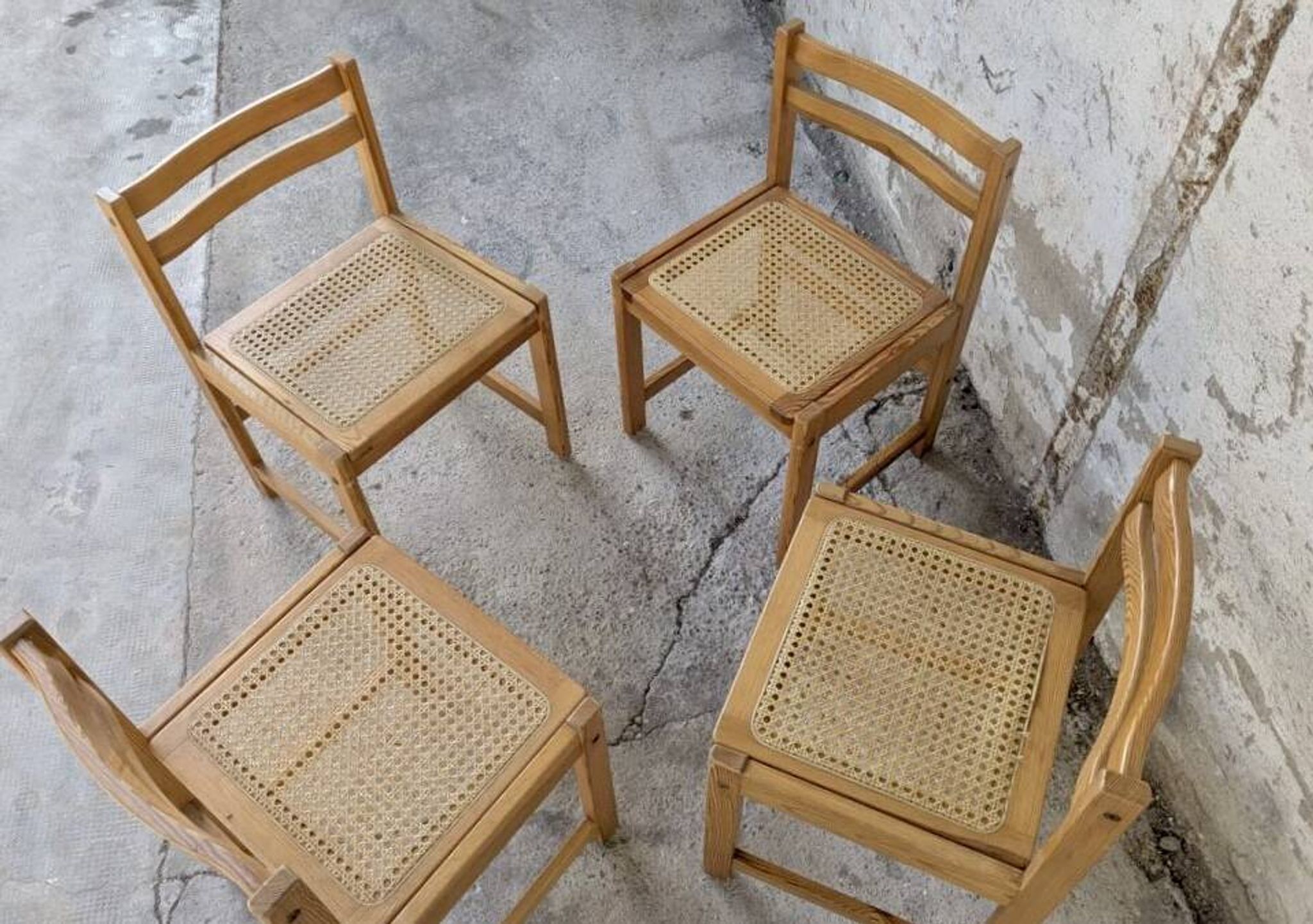 Série de 4 chaises vintage en pin assise cannage