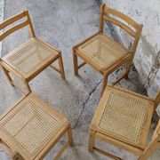 Série de 4 chaises vintage en pin assise cannage