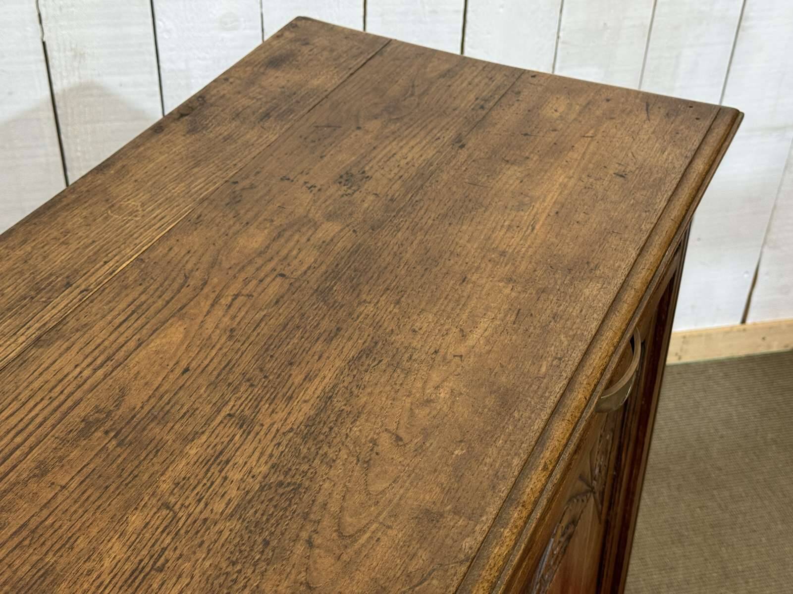 Rustic Art Deco buffet from the 1930s in chestnut wood.