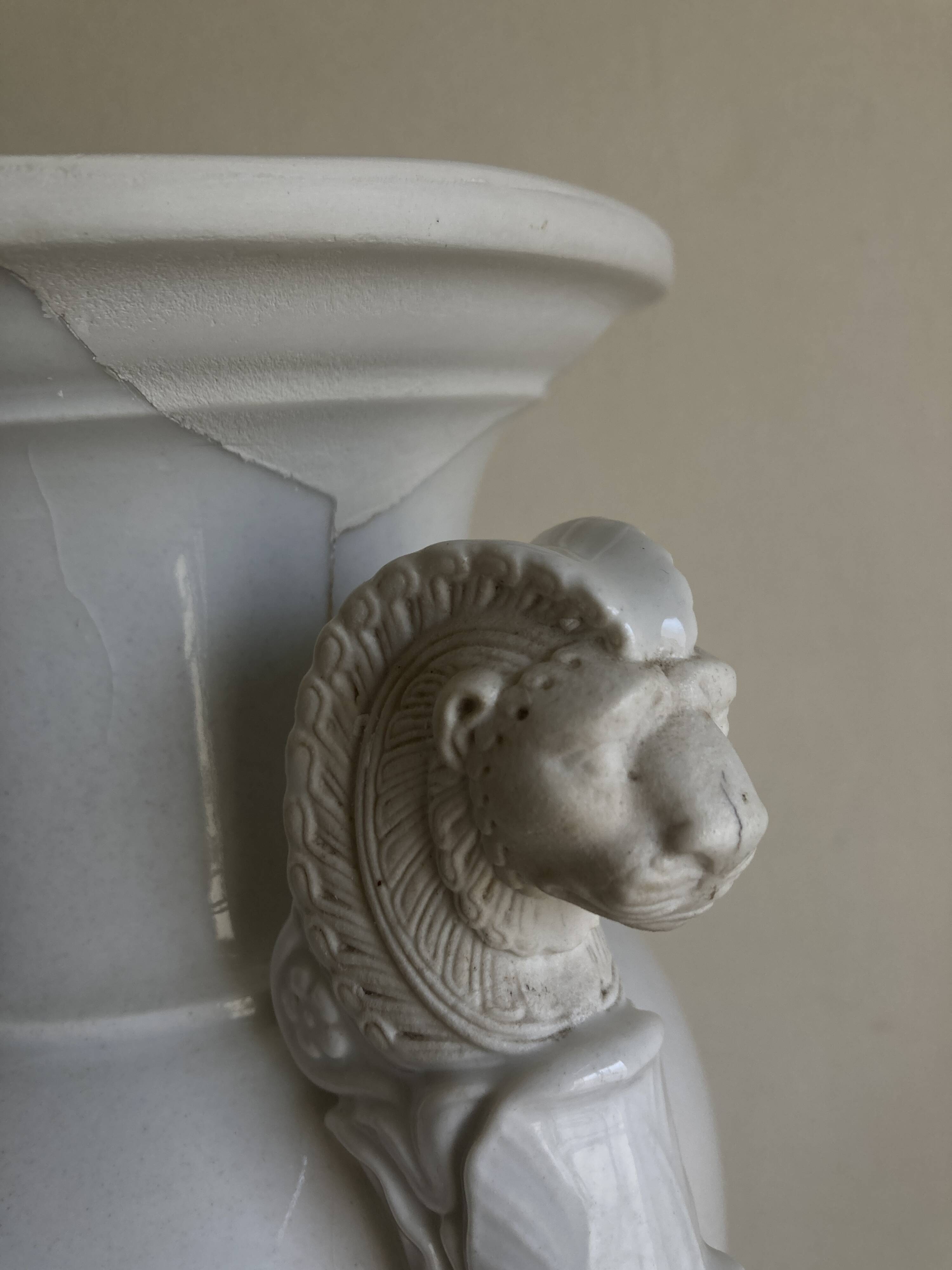XXL white lion head neo-classical amphora vase from the Empire Consulate.