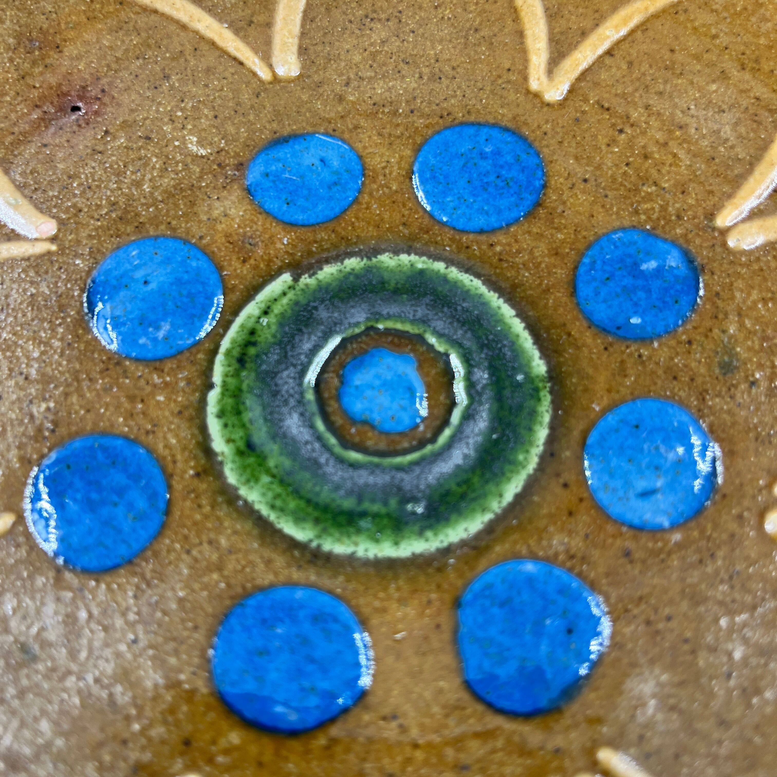 Empty pocket, decorative ceramic plate Puigdemont