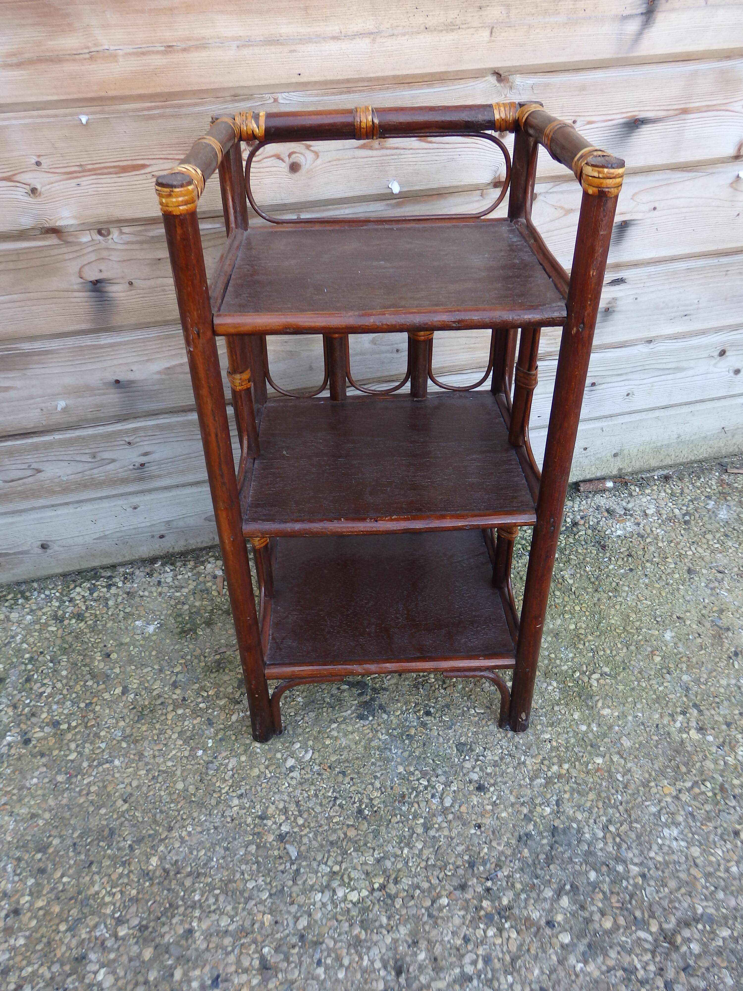 Meuble étagère en rotin vintage