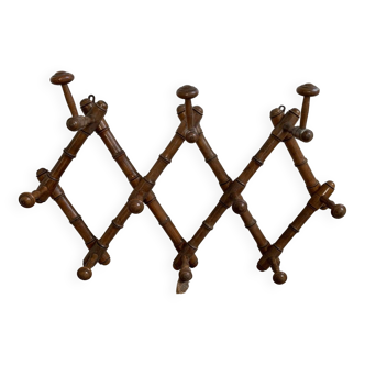 Accordion coat rack
