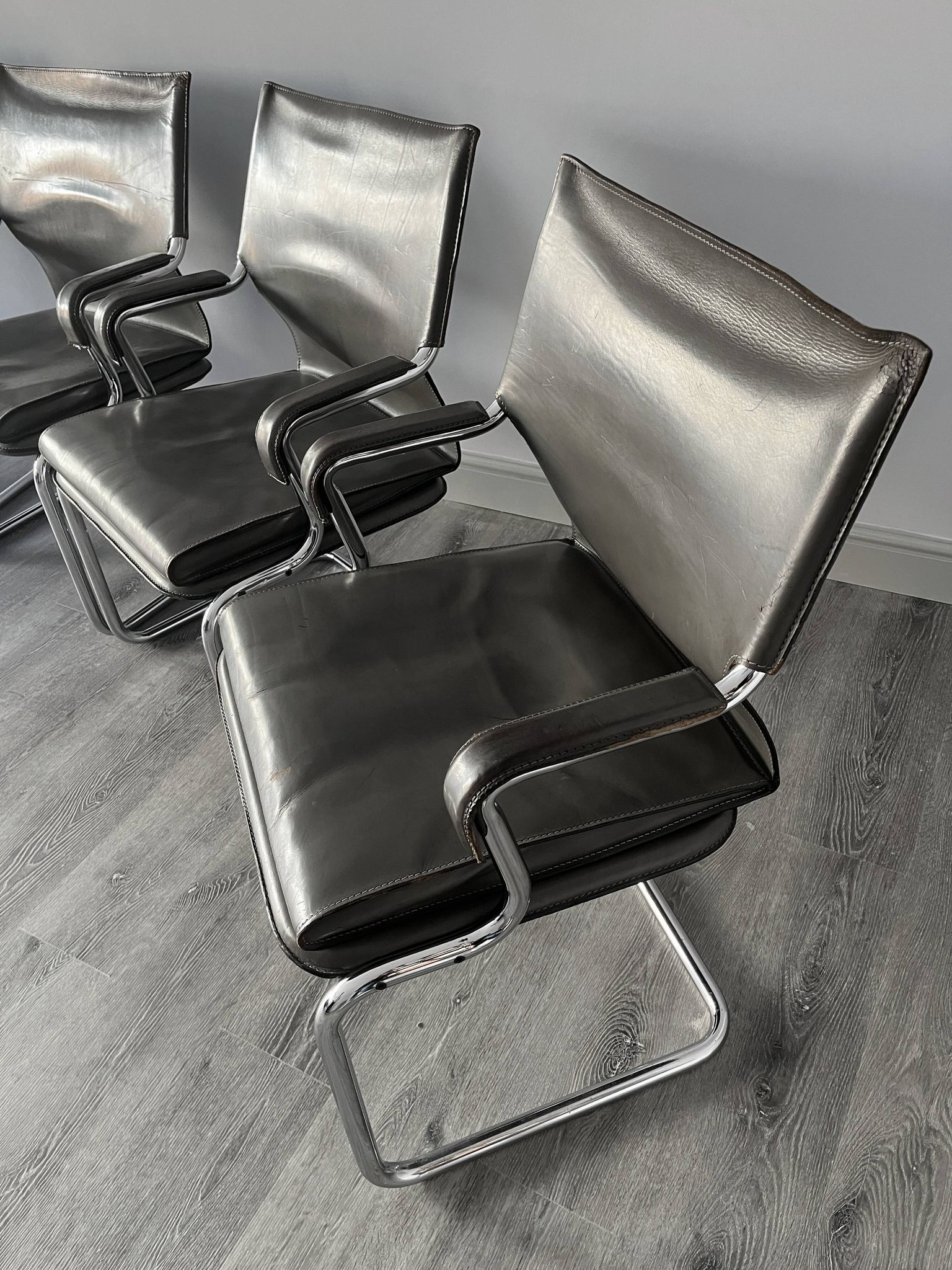 Set of 6 Uno chairs in grey leather on tubular chrome cantilevered frames