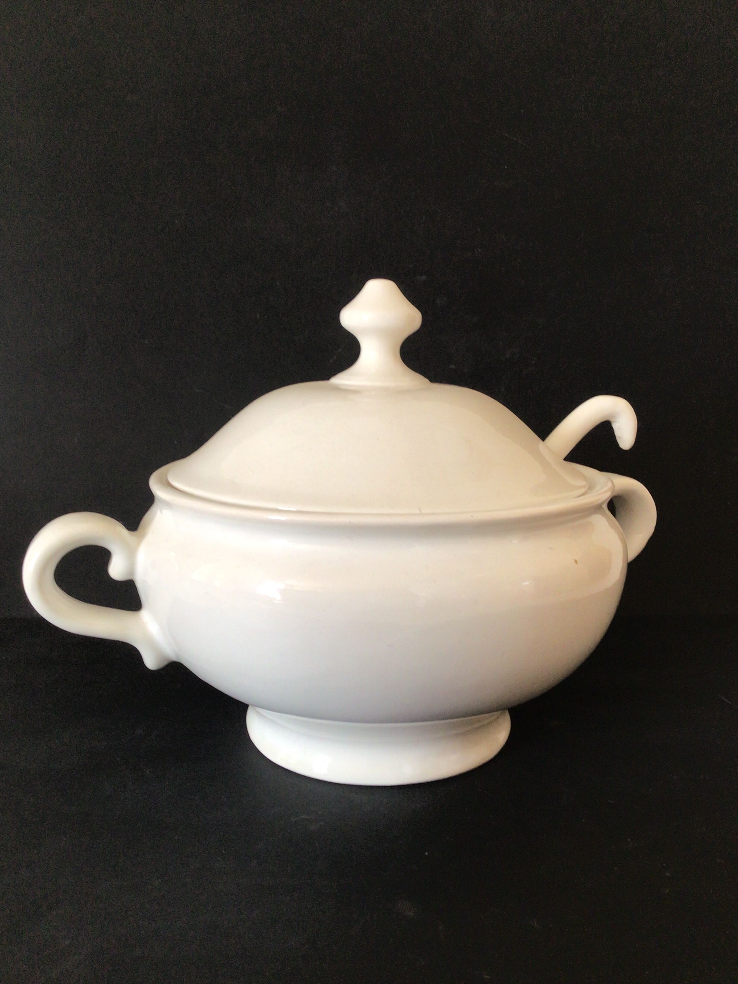 Soupière et louche en porcelaine épaisse