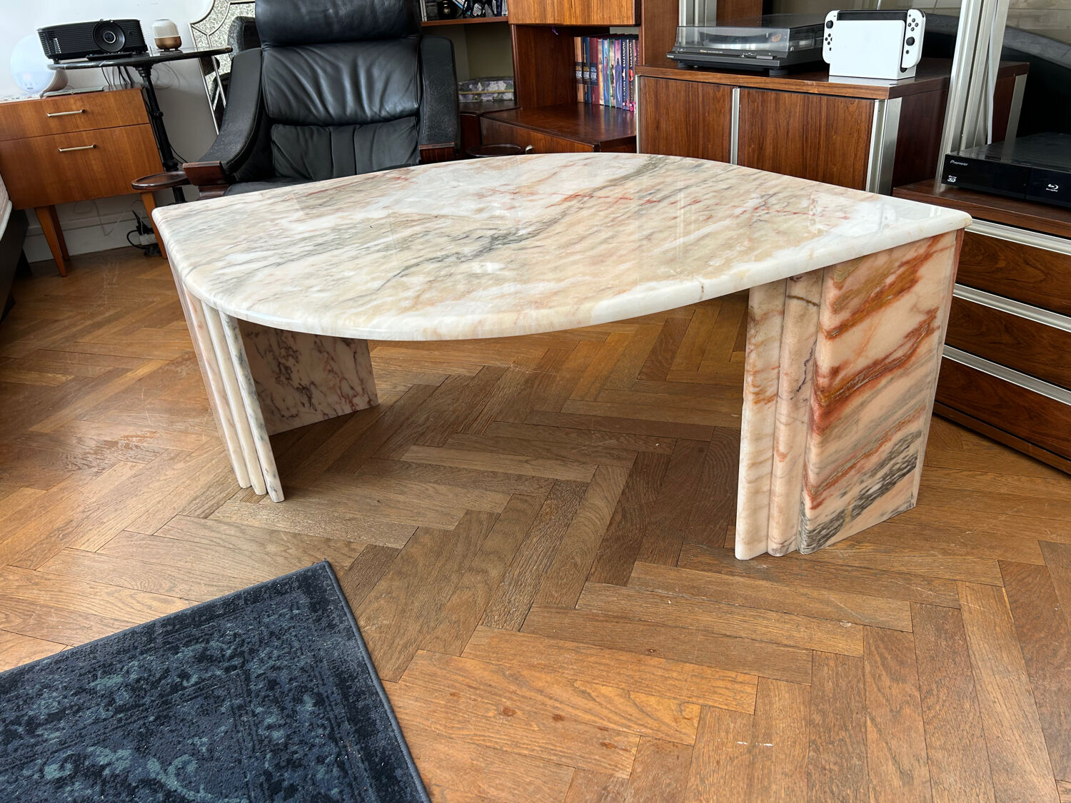 Table basse en marbre design goutte d’eau année 70