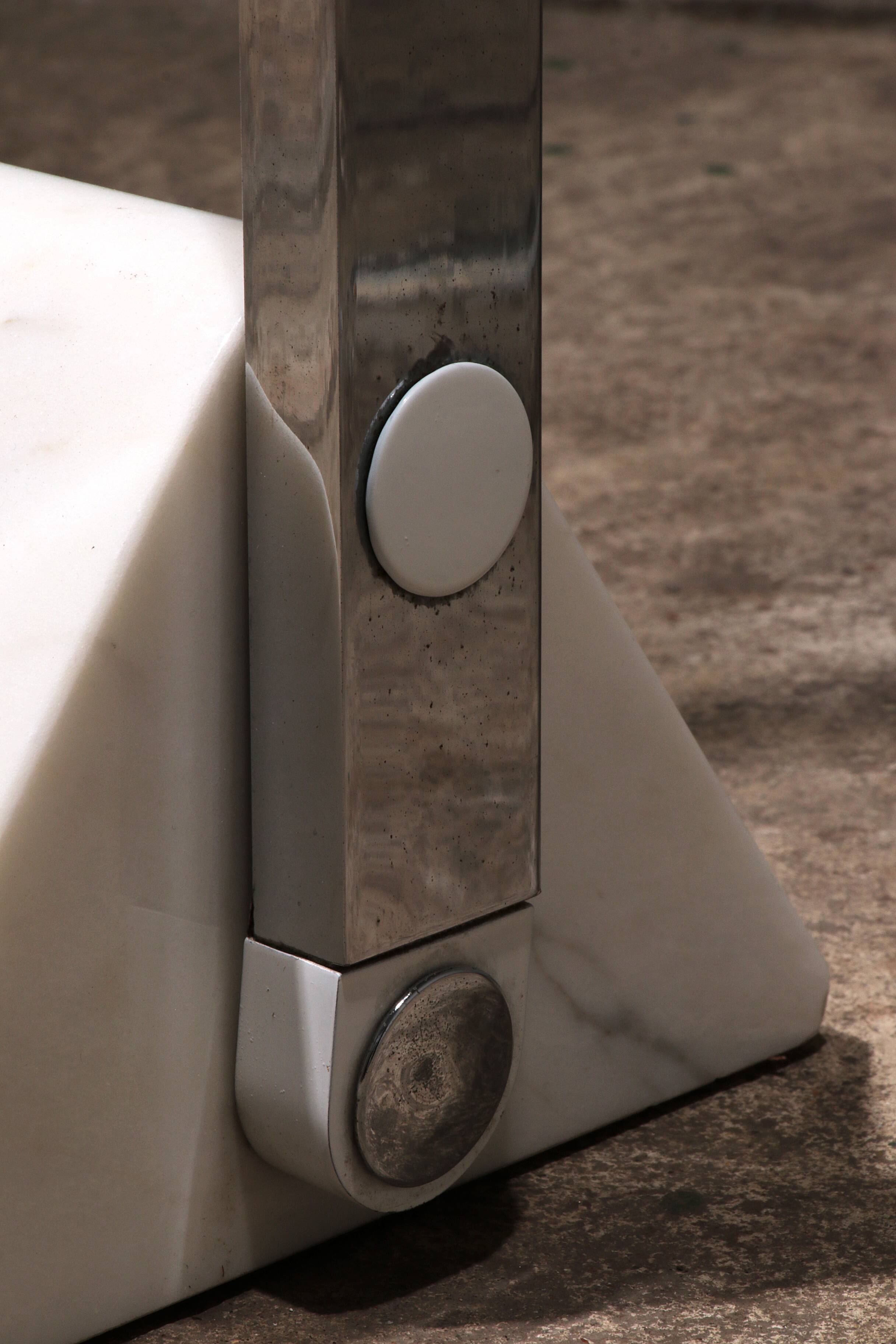 Italian Design Coat rack with white marble base and chrome uprights, 1970