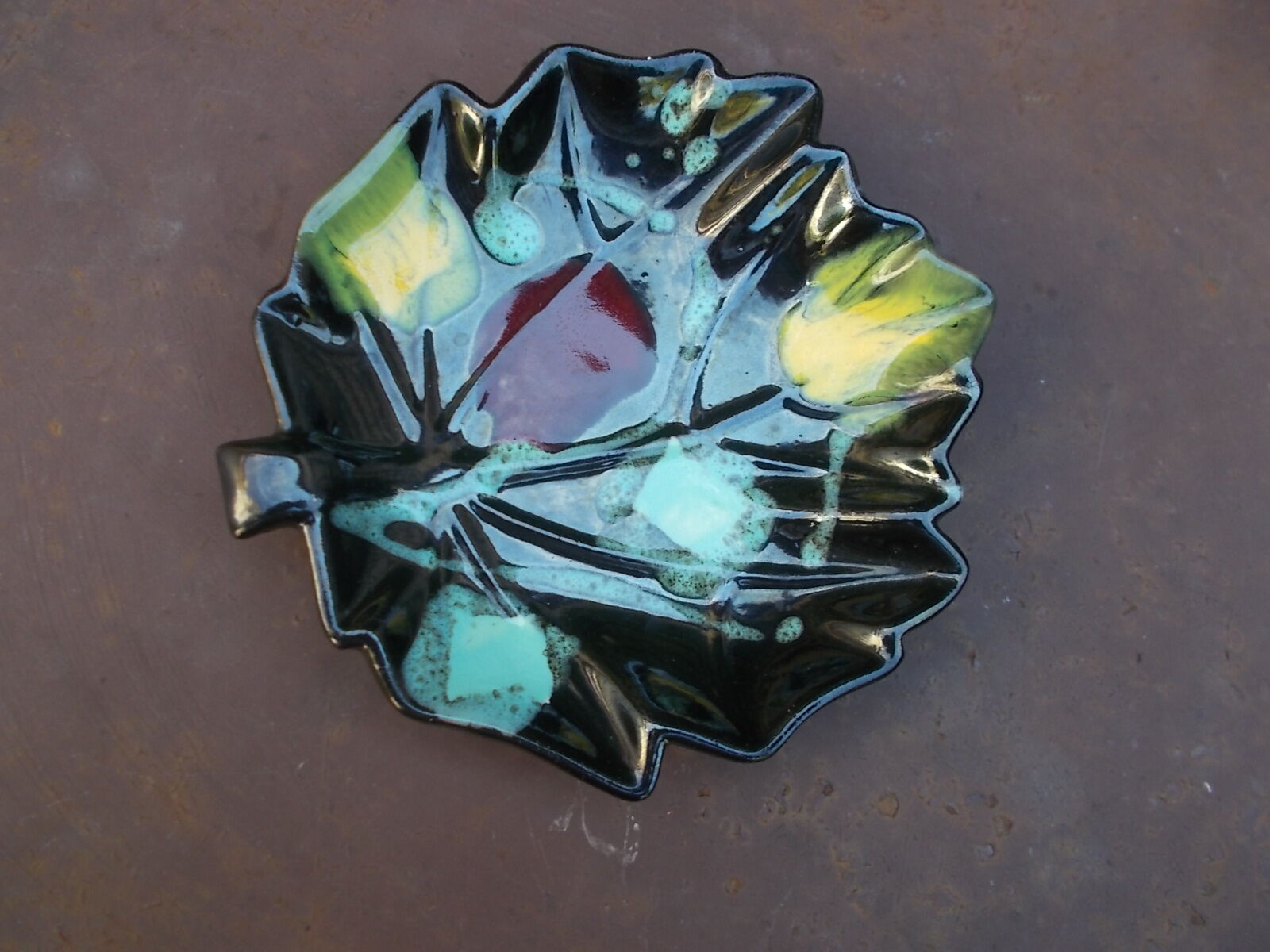 Ceramic leaf-shaped catchall