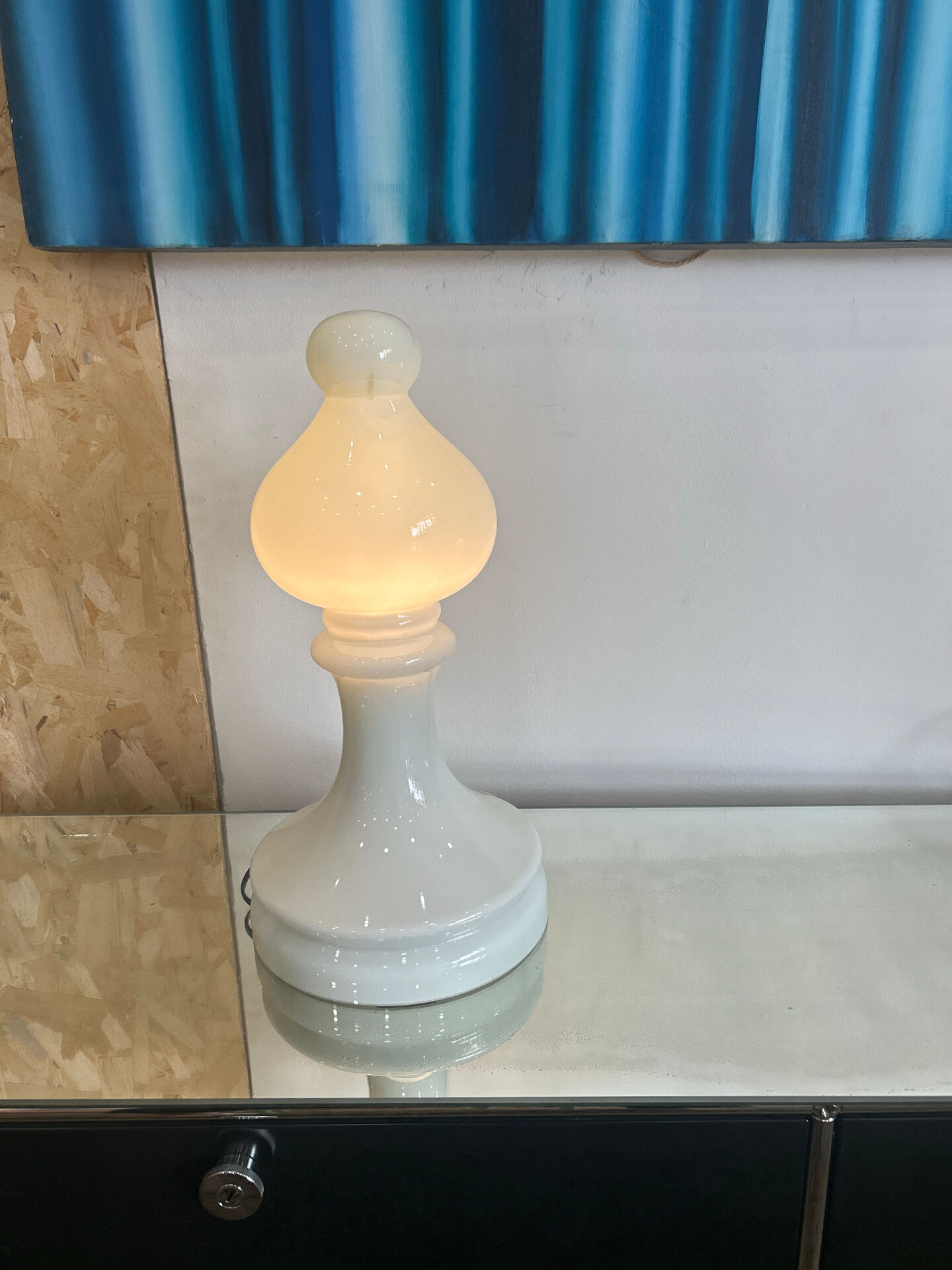 Lampe Opaline blanche forme de pion d’echec, Vintage