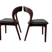 2 chaises en bois massif